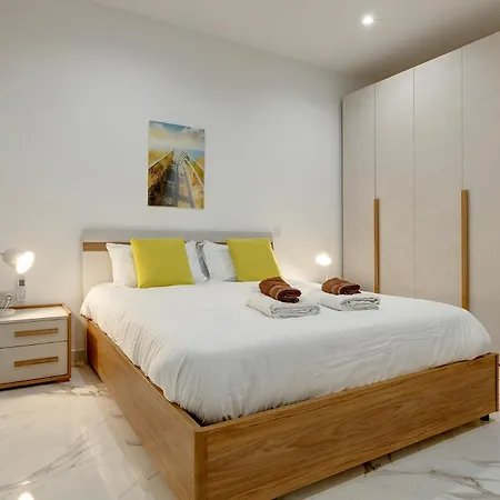 شقة 2br Great Location With Terrace سليمة